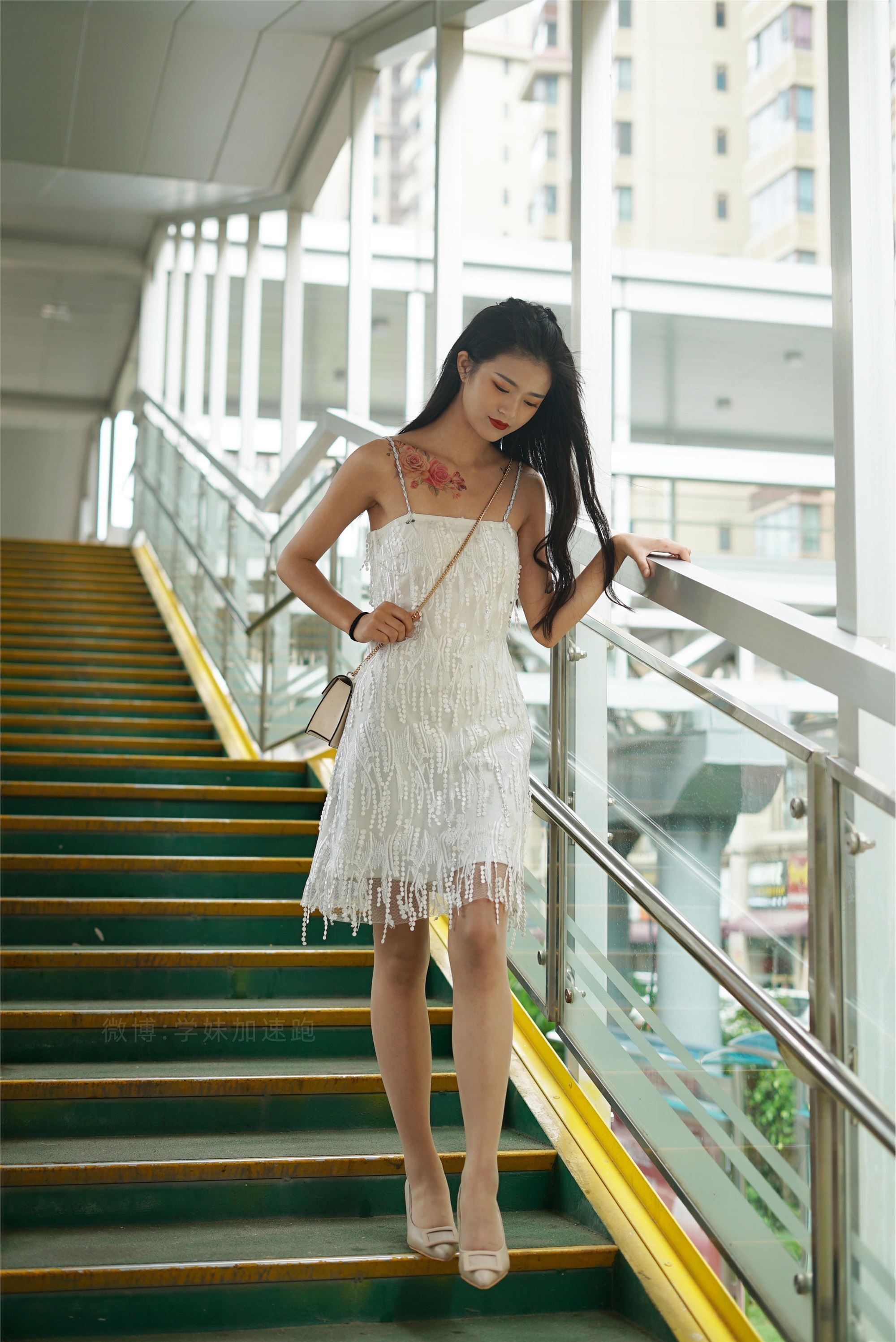 学妹加速跑 XM079《草地上的绿茶jio-鹿酱》